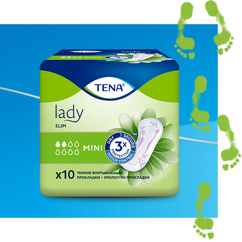 Opakowanie wkładek na nietrzymanie moczu TENA Slim na niebieskim tle z zielonymi śladami stóp po prawej stronie  Opakowanie wkładek na nietrzymanie moczu TENA Slim na niebieskim tle z zielonymi śladami stóp po prawej stronie